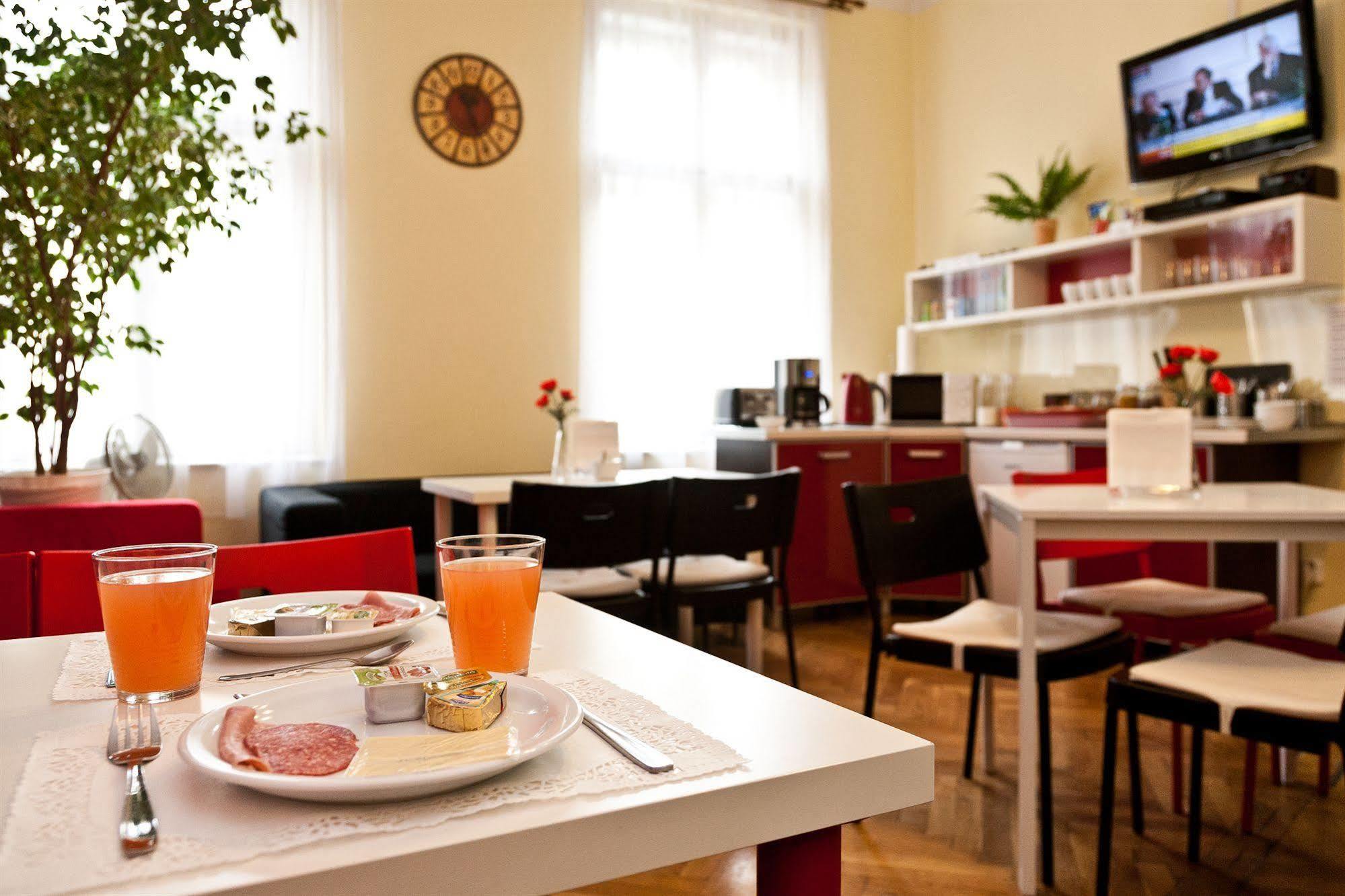 Enigma Hostel Cracovia Esterno foto